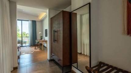 Phòng được bày trí trang trọng