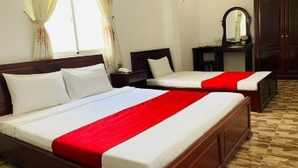 Phòng có bàn làm việc, tủ quần áo