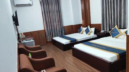 Sàn nhà lát gỗ, có ghế sofa