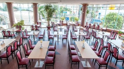 Khuôn viên nhà hàng rộng