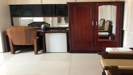 Phòng có tủ đựng đồ, bàn làm việc