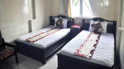 Giường ngủ rất rộng và êm, không gian thoáng có cửa sổ