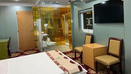 Phòng có bàn ghế, tivi