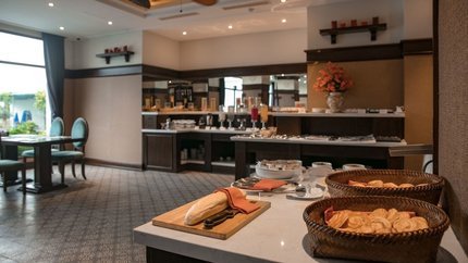Quầy phục vụ buffet trong nhà hàng