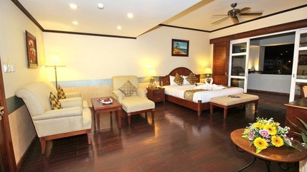 Gian phòng rộng, có ghế sofa