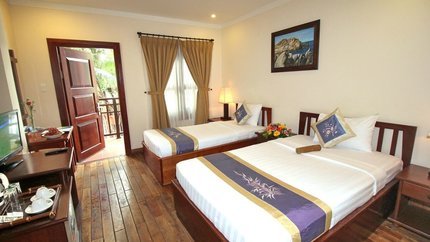 Sàn nhà lát gỗ, có bàn làm việc