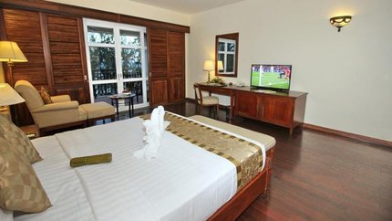 Phòng có ghế sofa, cửa kính lớn