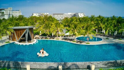 Bể bơi ngoài trời