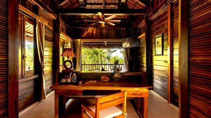 Phòng được thiết kế với màu nâu gỗ chủ đạo