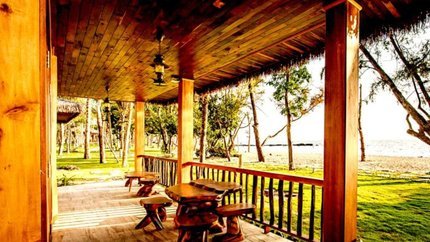 Ban công nhìn thẳng ra biển