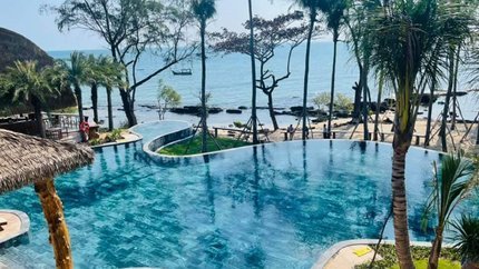 Hồ bơi ngoài trời