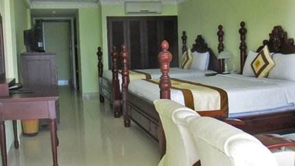 Phòng có bàn làm việc, ghế sofa, tủ đựng đồ