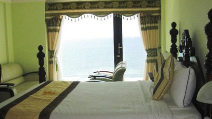 Giường ngủ rộng, cửa kính lớn