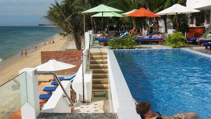 Hồ bơi và bãi tắm nắng