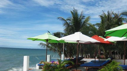 Bãi tắm nắng tại bờ biển