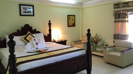 Có cửa kính lớn, ghế sofa, giường ngủ trang trí bắt mắt