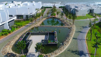 Khu vực hồ cá Koi Oceanami Villas & Beach Club