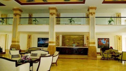 Sảnh tầng 1 và quầy lễ tân