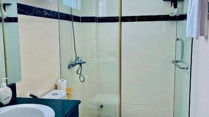 Phòng tắm đứng thiết kế tinh tế