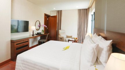 Trong phòng có bàn ghế hướng cửa sổ