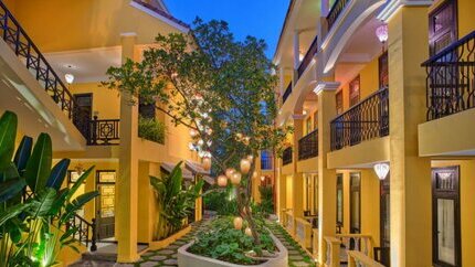 Không gian sân vườn vào buổi tối