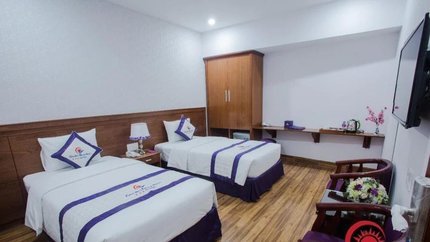 Sàn nhà được lát gỗ, phòng có tủ và bàn làm việc