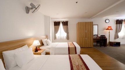 Giường ngủ rộng rãi, không gian phòng dễ chịu