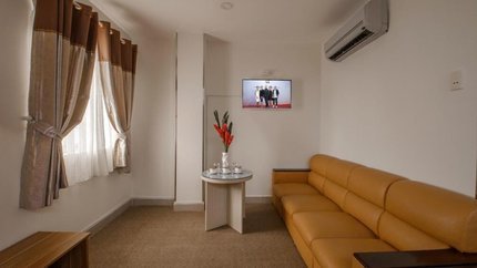 Phòng có ghế sofa lớn, cửa sổ thoáng