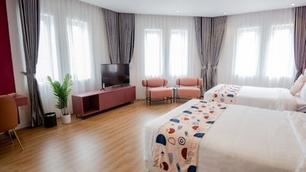 Các cửa sổ lớn giúp cho phòng thông thoáng