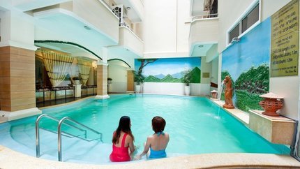 Bể bơi xanh ngắt