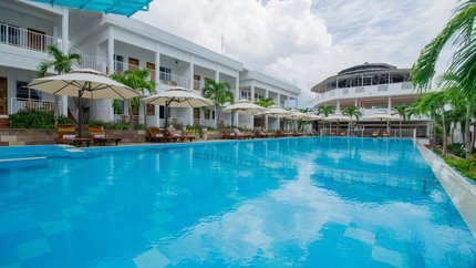 Bể bơi ngoài trời với nhiều ghế nghỉ