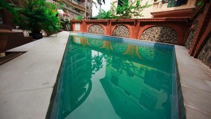 Hồ bơi ngoài trời của khách sạn