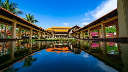 Hồ nước trước sảnh khách sạn
