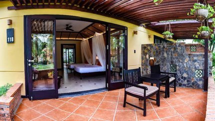 Ban công hướng ra sân vườn