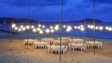 Tổ chức tiệc ngoài bãi biển