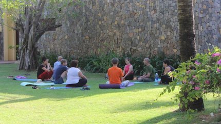 Du khách tập yogo vào buổi sáng