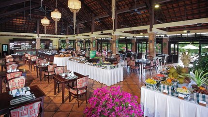 Nhà hàng buffet với đa dạng các món ngon