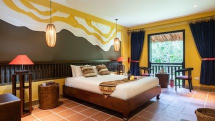 Không gian phòng Deluxe Balcony với 1 giường đôi