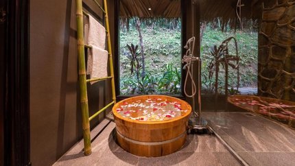 Tắm bồn tại phòng Suite