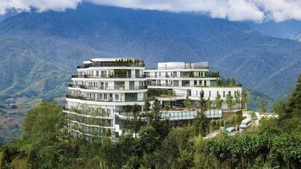 Khách sạn nằm trên đỉnh đồi