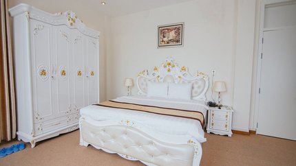 Có tủ quần áo, gian phòng toát lên vẻ sang trọng