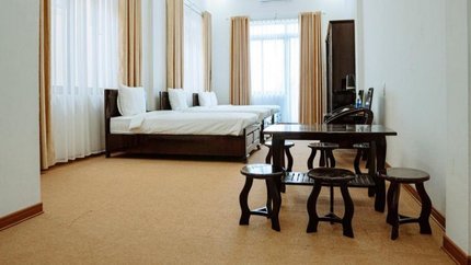 Phòng có bộ bàn ghế, diện tích phòng rộng