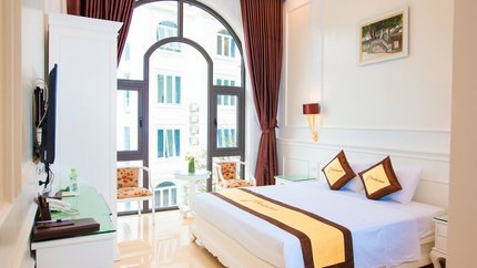 Không gian phòng Deluxe với tầm view thành phố sương mù
