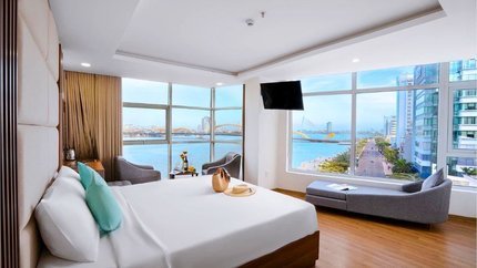 View phòng bao quát thành phố và sông Hàn