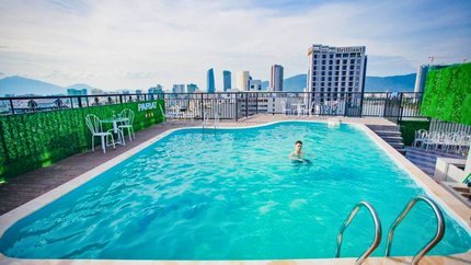 Bể bơi ngoài trời tại khách sạn