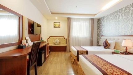 Không gian phòng rộng rãi, phòng có cửa sổ hướng ra biển