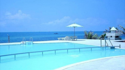 Bể bơi cạnh biển
