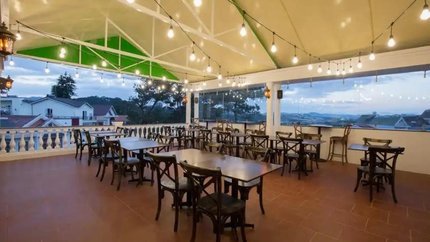 Không gian nhà hàng trên tầng thượng