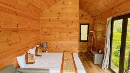 Khung cửa kính lớn hướng núi