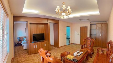 Không gian phòng khách với tông gỗ ấm cúng
